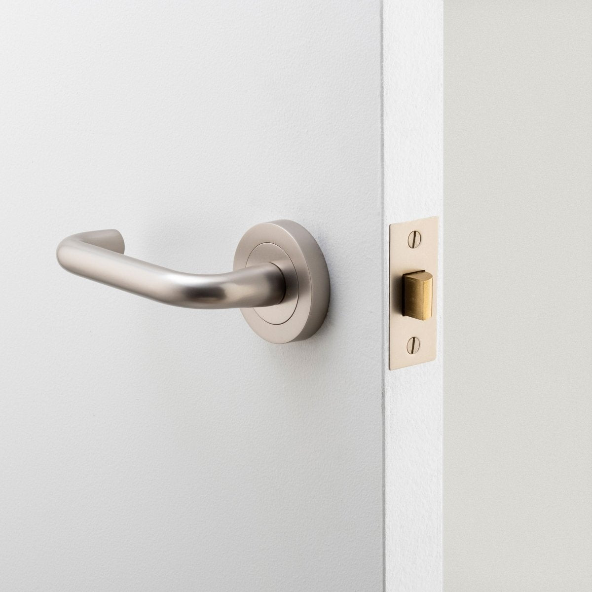 DDA Compliant Oslo Lever - Round Rose - Entry Point - Iver - Polished Brass - Door Levers