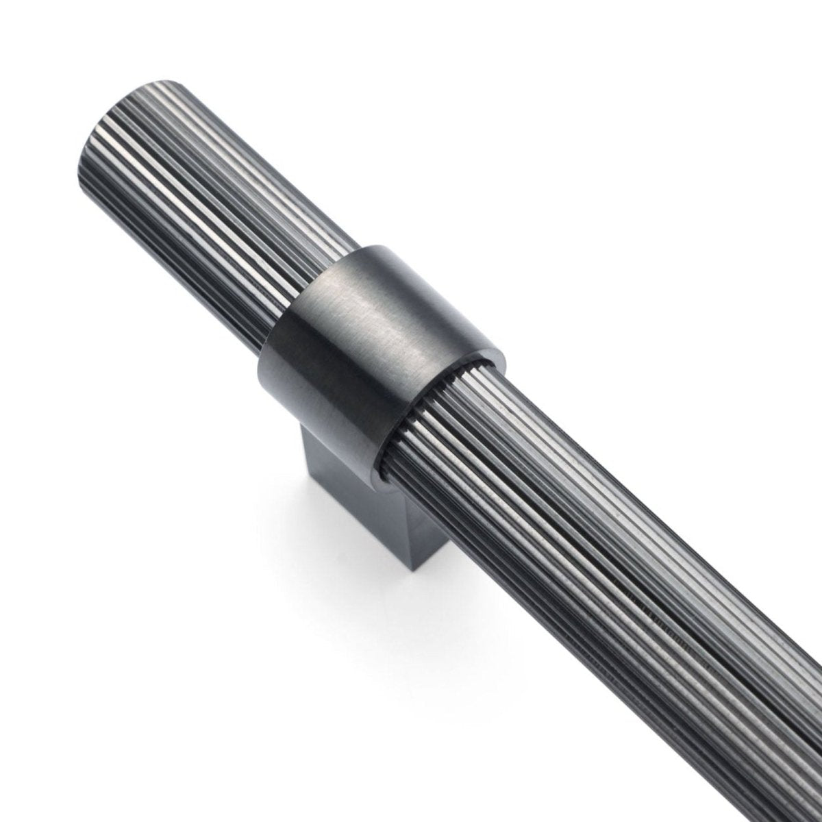 Gunmetal Fluted Pull - Cassandra - Entry - Point - CABCAS230GM - Manovella